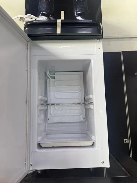 Dispensador De Agua Con Nevera Visivo